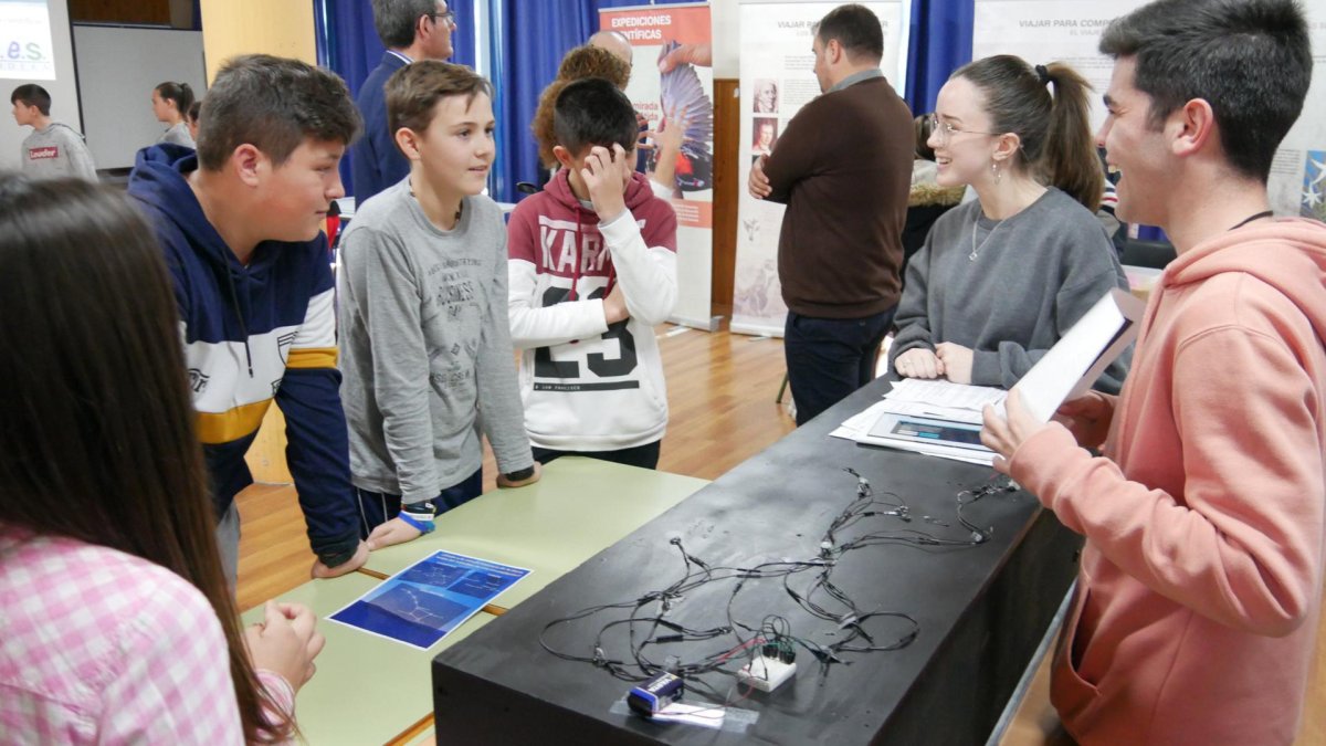 Los alumnos aprenden sobre astronomía en una de las diferentes exposiciones que hay por todo el centro.