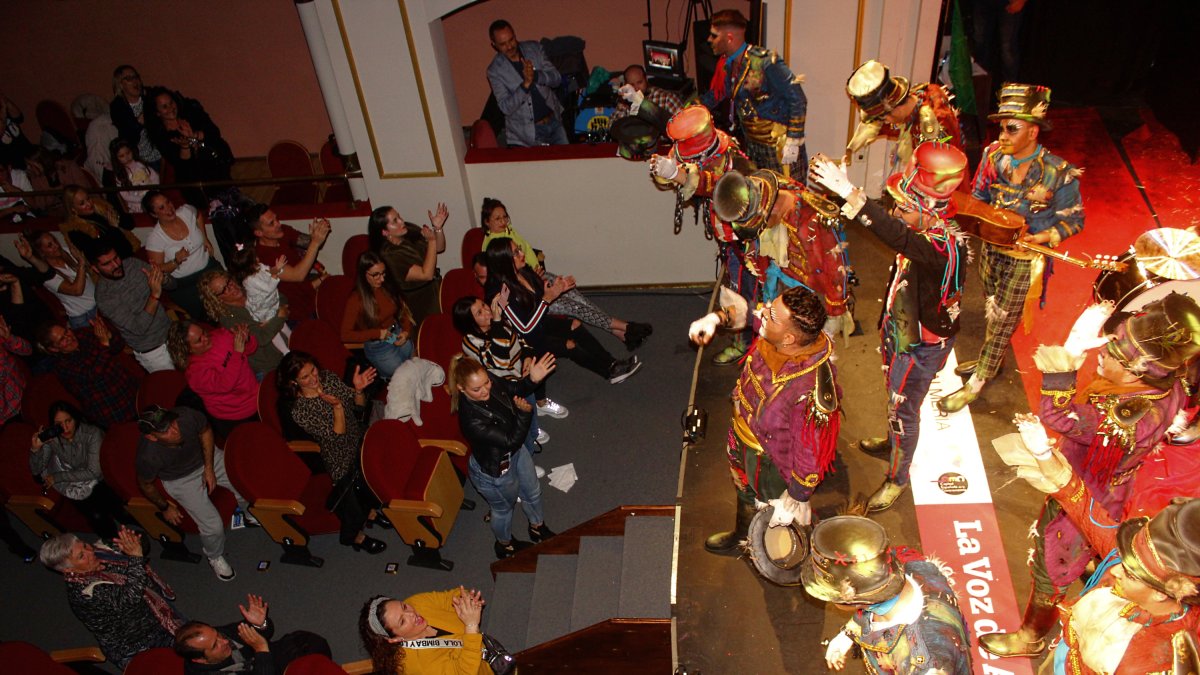 El público premió con una cerrada ovación a la comparsa Los indomables.