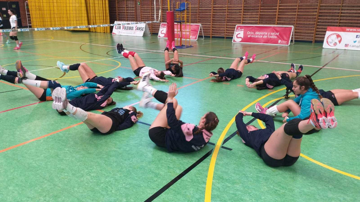 Las jugadoras almerienses calentando en la pista.