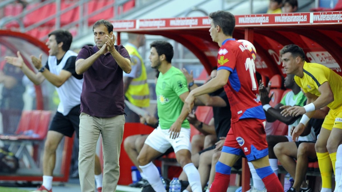 Adri Montoro, en la banda del campo de Los Pajaritos.