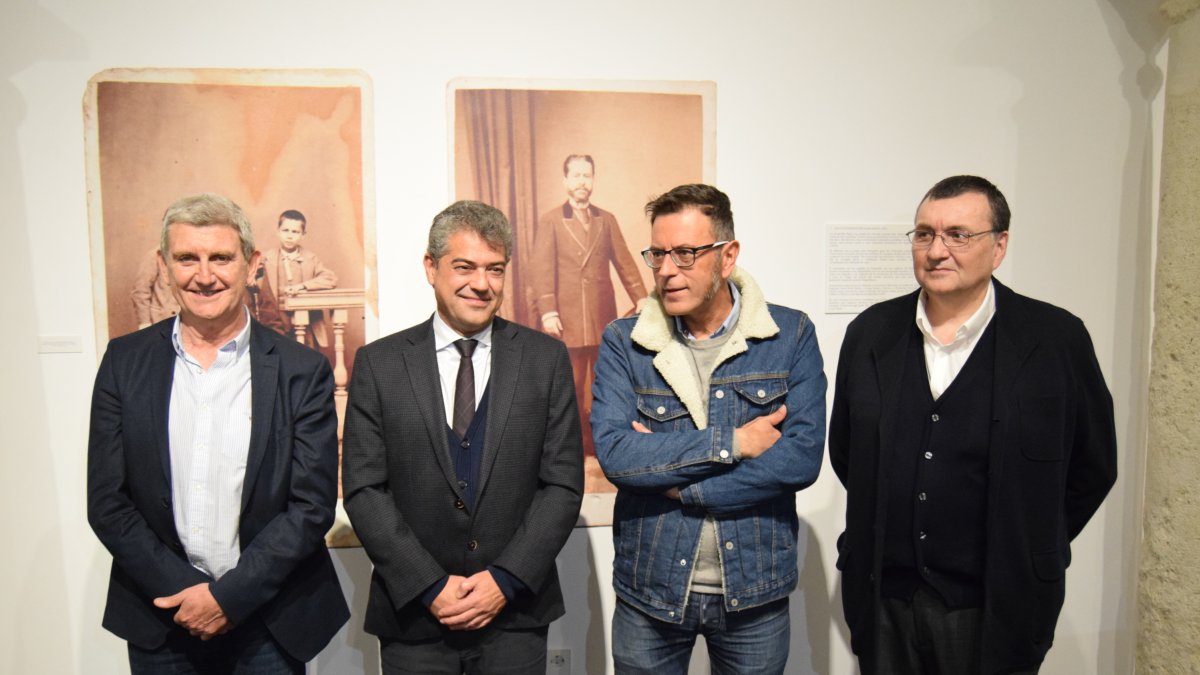 El autor (a la derecha), arropado en la presentación de su libro en el CAF.