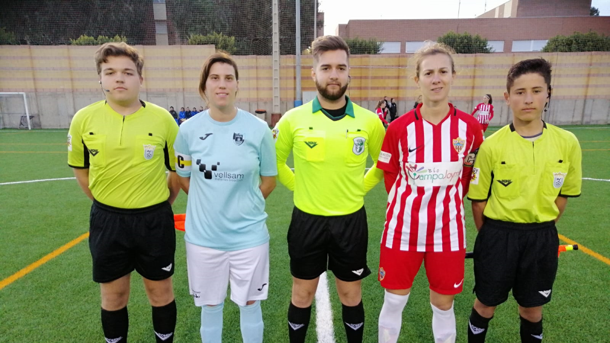 Las capitanas con el trío arbitral.