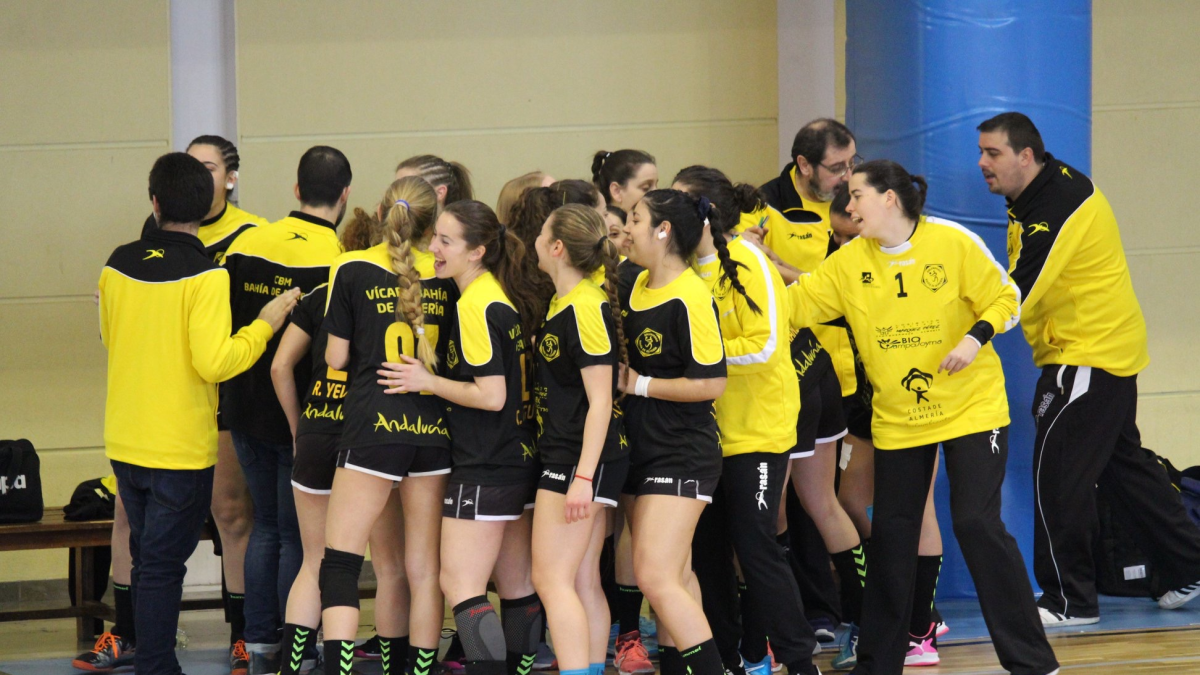 Las jugadoras almerienses recibiendo instrucciones.