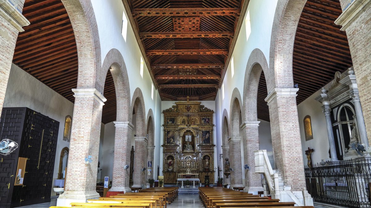 Imagen de la nave central de la Iglesia de la Encarnación de Tabernas.