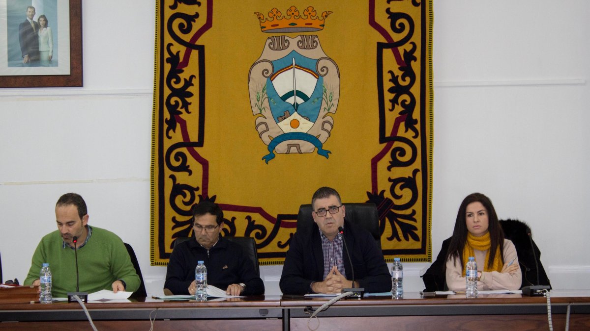 Celebración de un Pleno en el que aparece el alcalde (segundo por la derecha) junto al último secretario.
