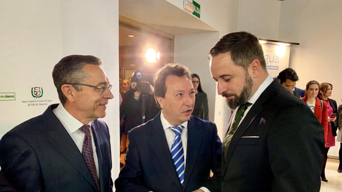 El presidente de la Mesa del Agua entregó sus propuestas al de Vox