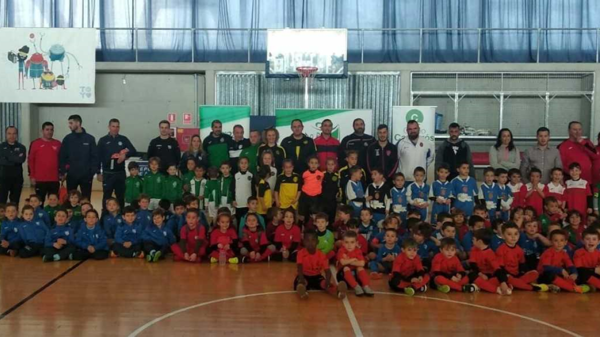Los equipos con sus entrenadores en el centro de la pista.