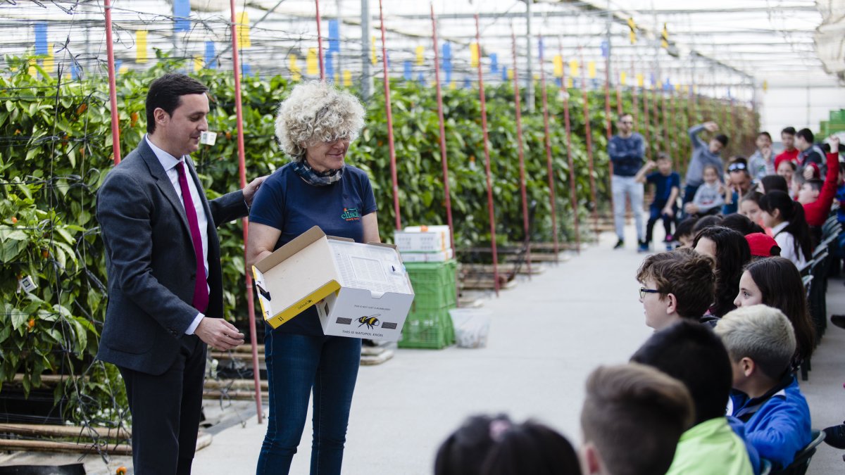 El presidente de Diputación con Lola Gómez y un grupo de alumnos