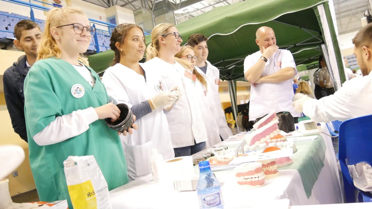 Alumnos de uno de los ciclos formativos ofertados mostrando los detalles que trabajan en su disciplina.
