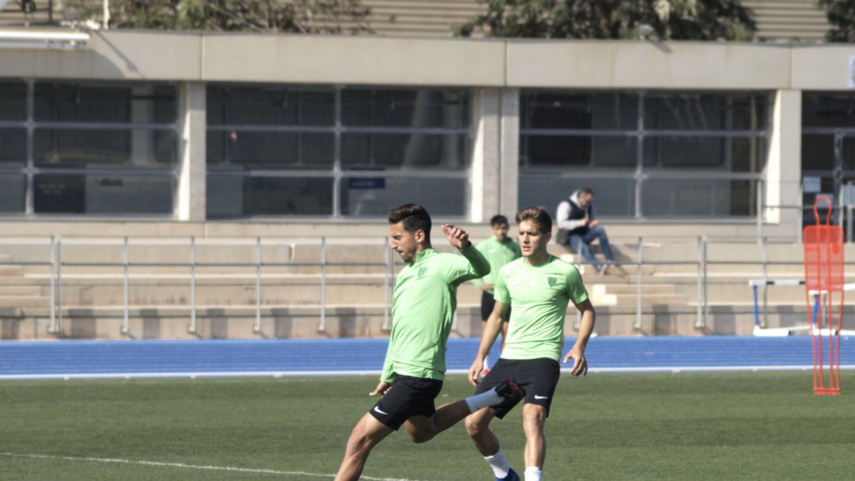 Juan Carlos Real disparando a gol.