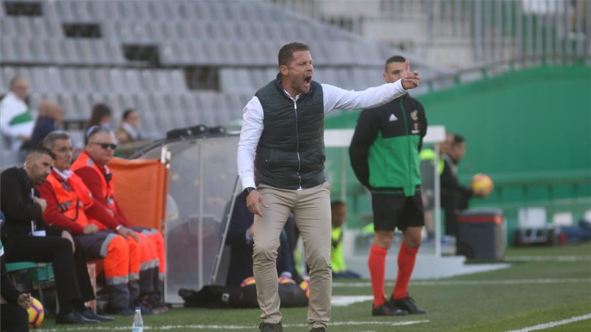 Curro Torres en el banquillo de El Arcángel.