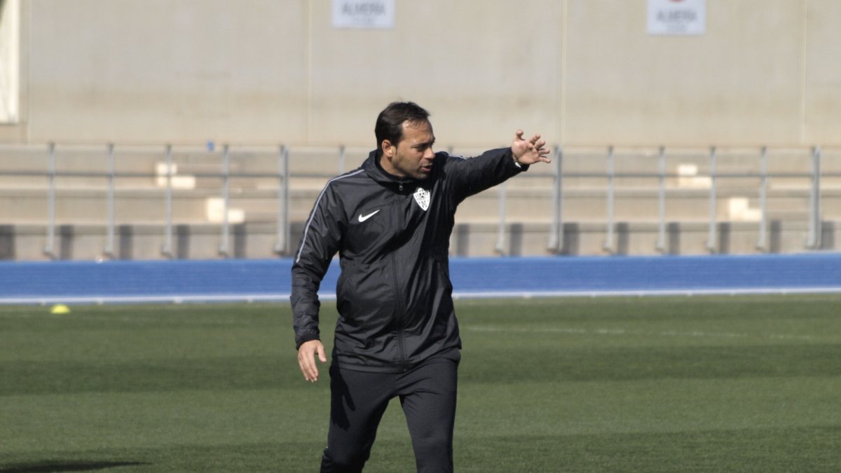 Fran Fernández dirigiendo el entrenamiento.