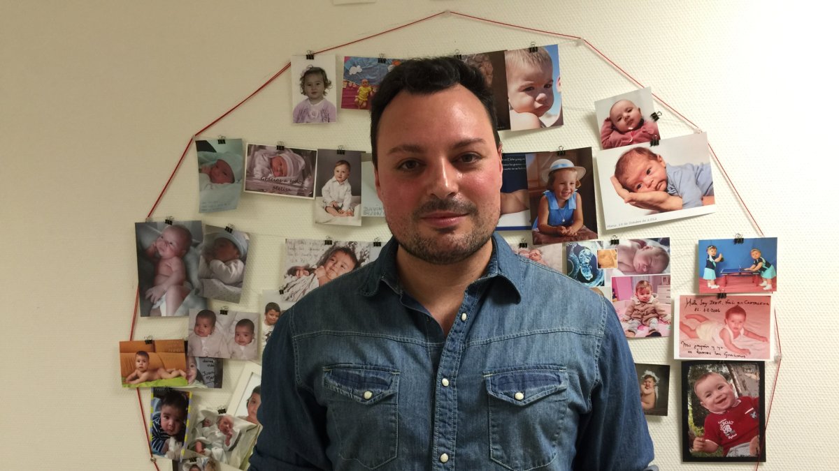 Nacho Iniesta con fotos de bebés nacidos gracias al equipo de reproducción de La Fe.