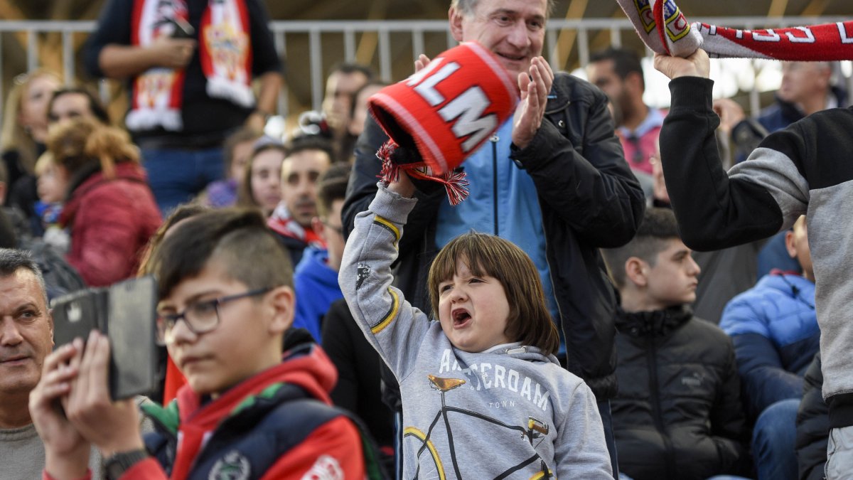 Aficionados cantando gol en el Mediterráneo.