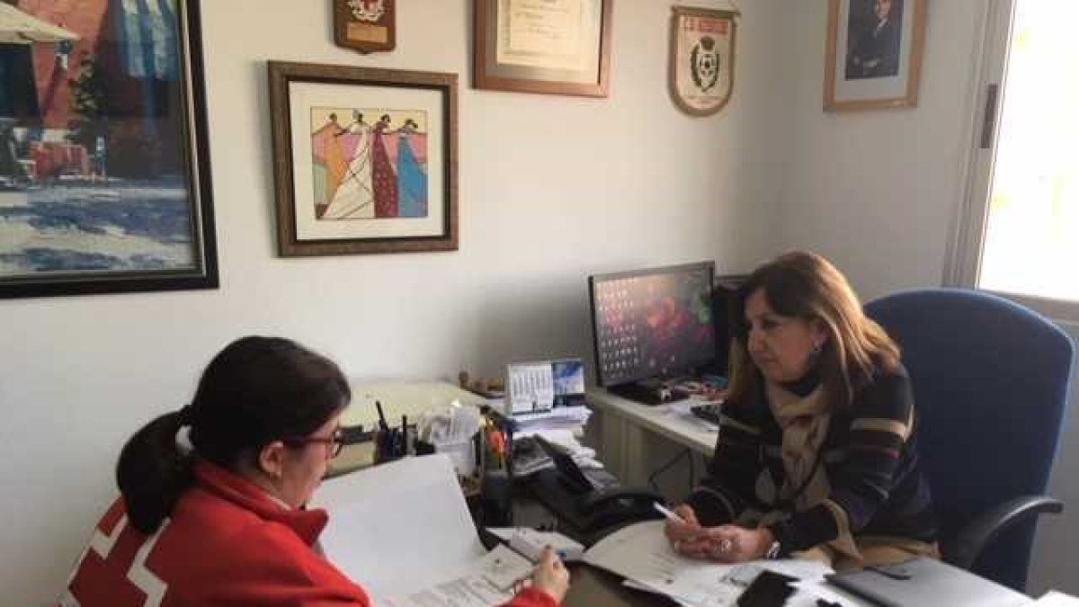 Responsables de Cruz Roja y de la prisión estudian los programas a desarrollar.