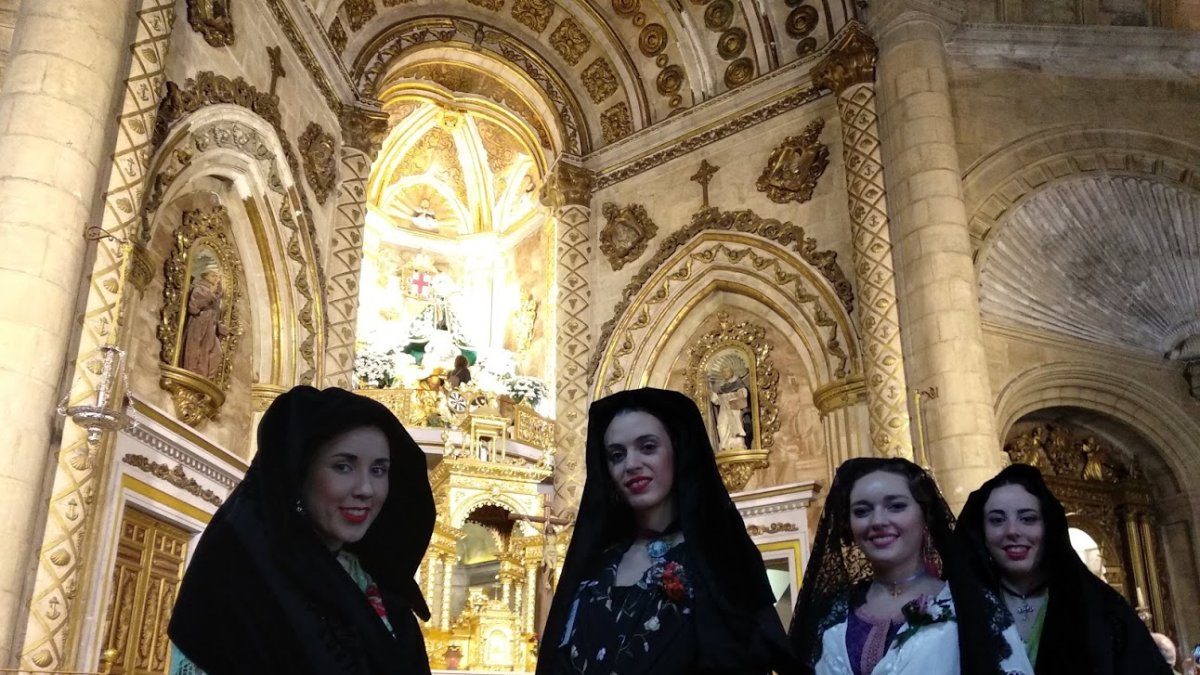 Aspirantes a la corona de azahar, ante la patrona de Almería.