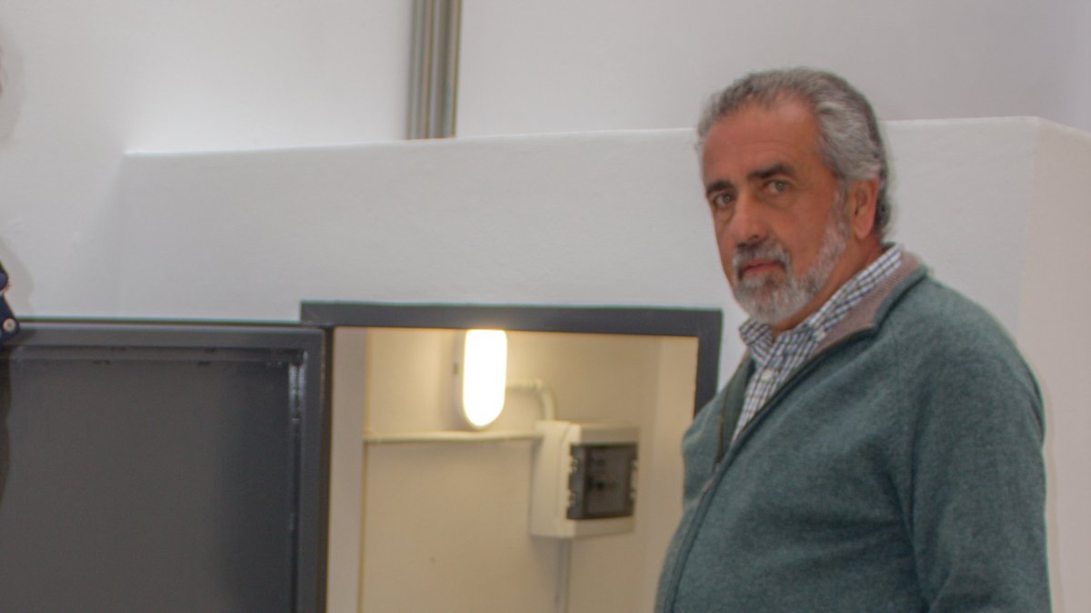 La caseta protege la estación y el acelerómetro.