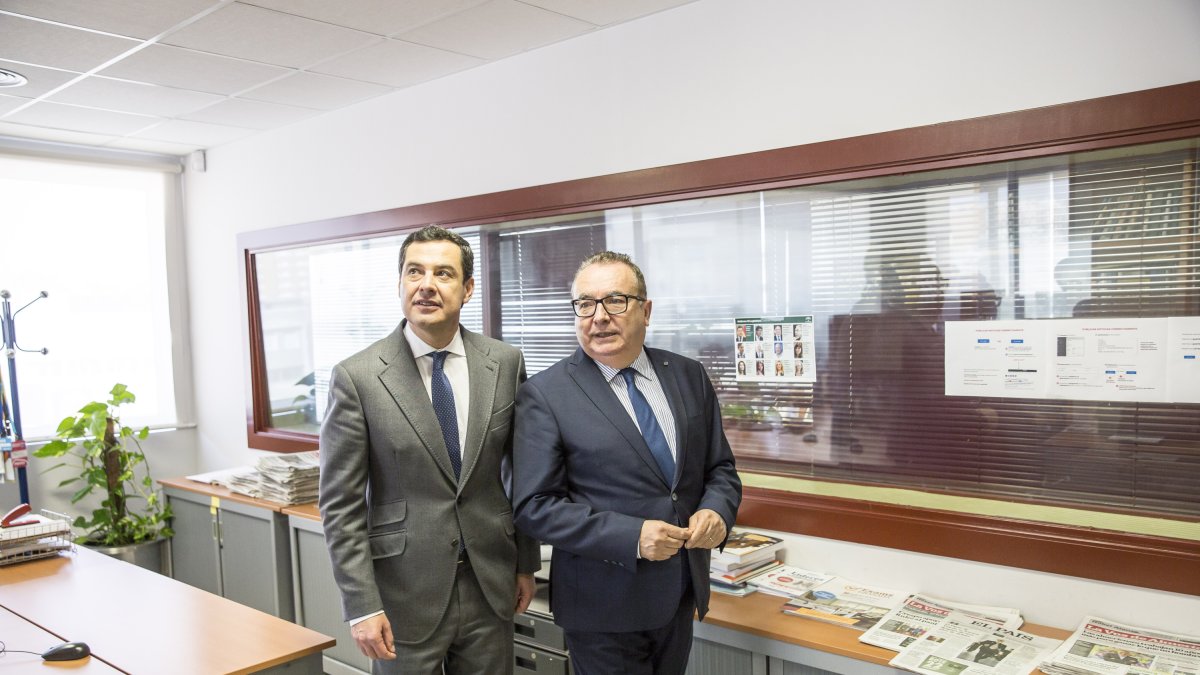 Juanma Moreno, presidente de la Junta, junto a Pedro M. de la Cruz, director de LA VOZ, durante su visita al periódico.