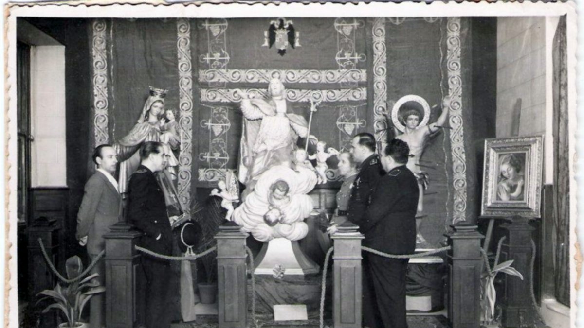 Imágenes religiosas, con San Indalecio en el centro, esculpidas por Perceval (a la izquierda) en 1945. Foto de Jesús Ruz.