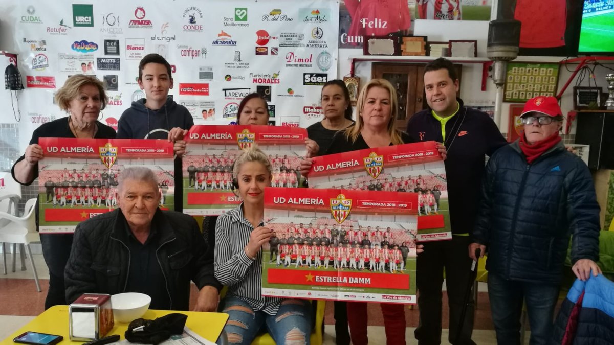 Los peñistas de Milhojas con el póster UDA.