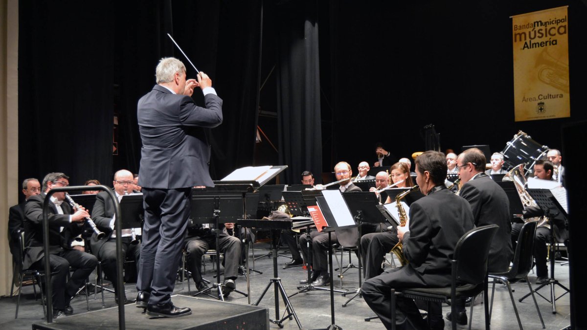 Maribona se estrenó ayer al frente de la Banda Municipal de Almería.