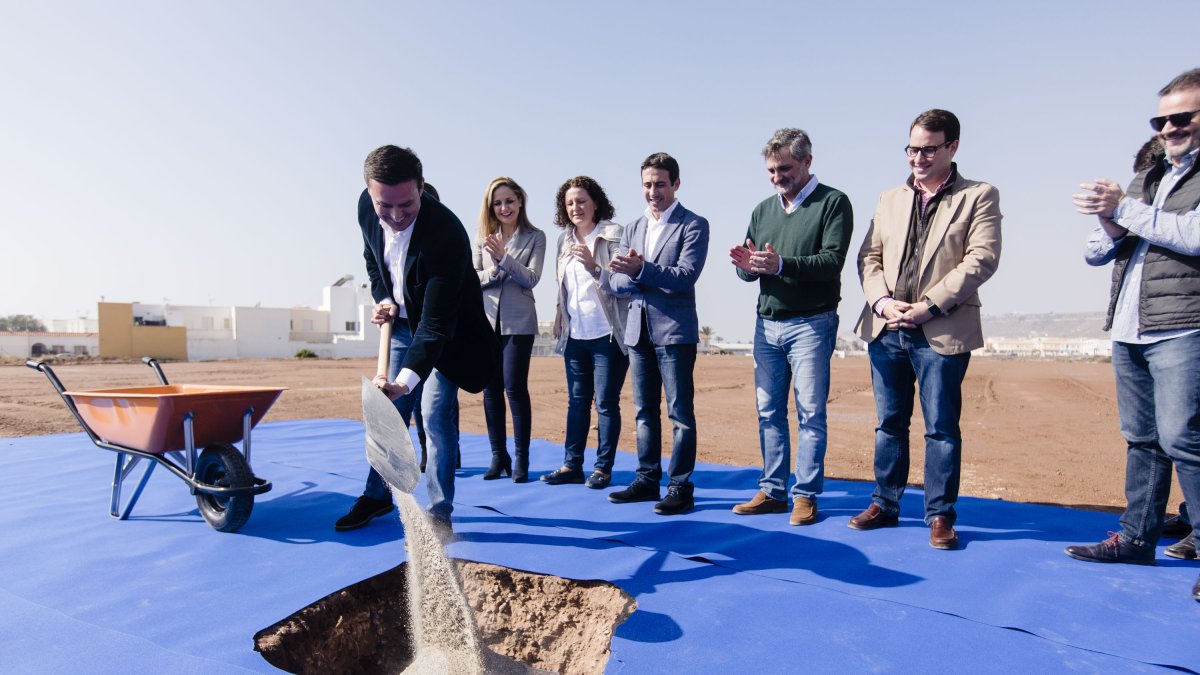 Javier A. García, en la primera piedra del futuro pabellón de Balanegra.