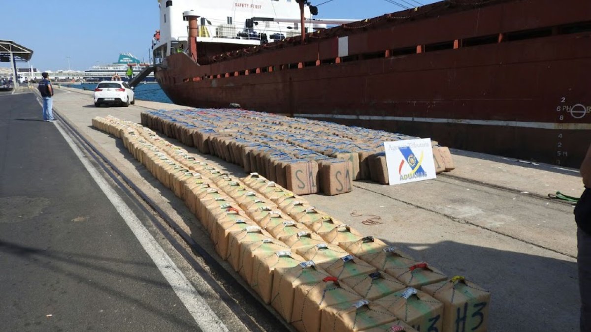 Desembarco del hachís del Lady Boss, que también será subastado.