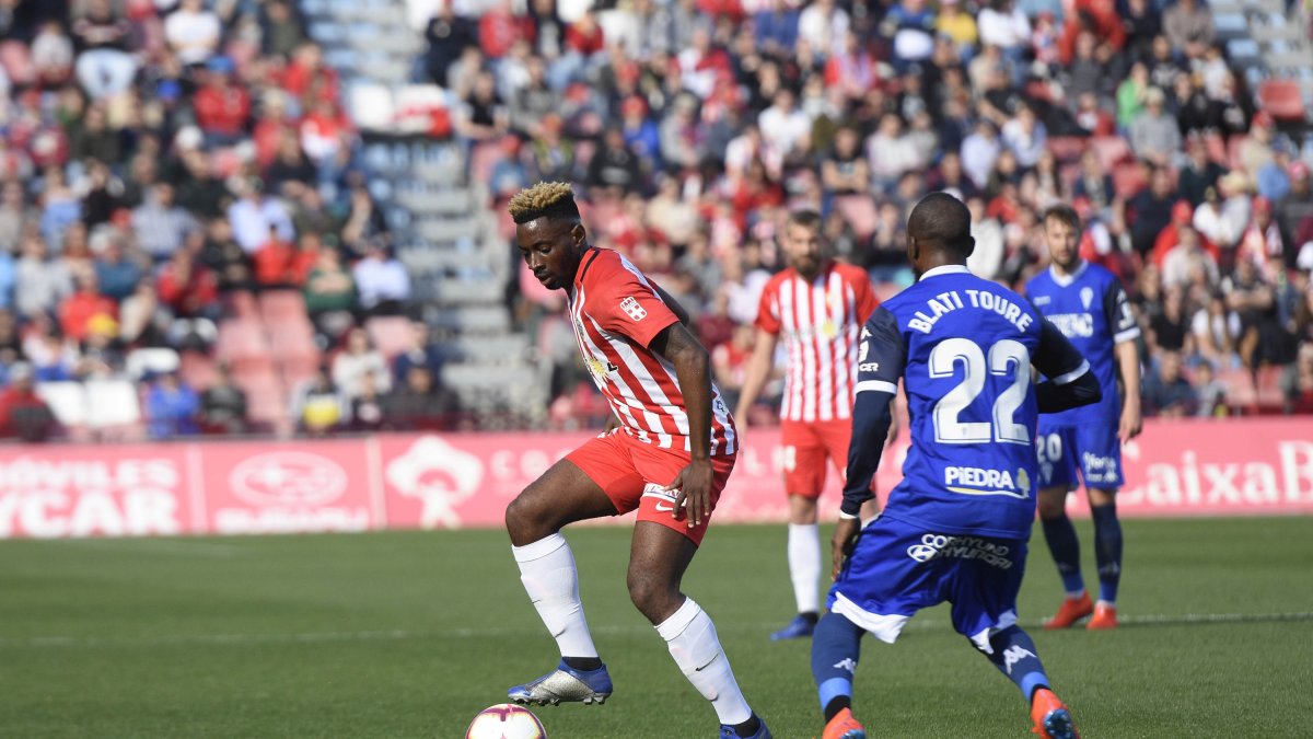 Eteki en una jugada del partido ante el Córdoba el pasado domingo.