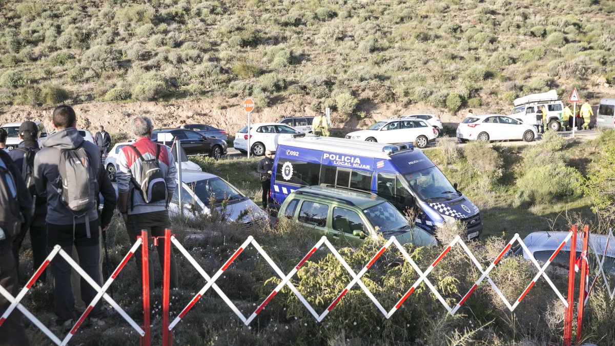 Un furgón de la Policía Local de Níjar en el entorno de Las Hortichuelas durante la búsqueda