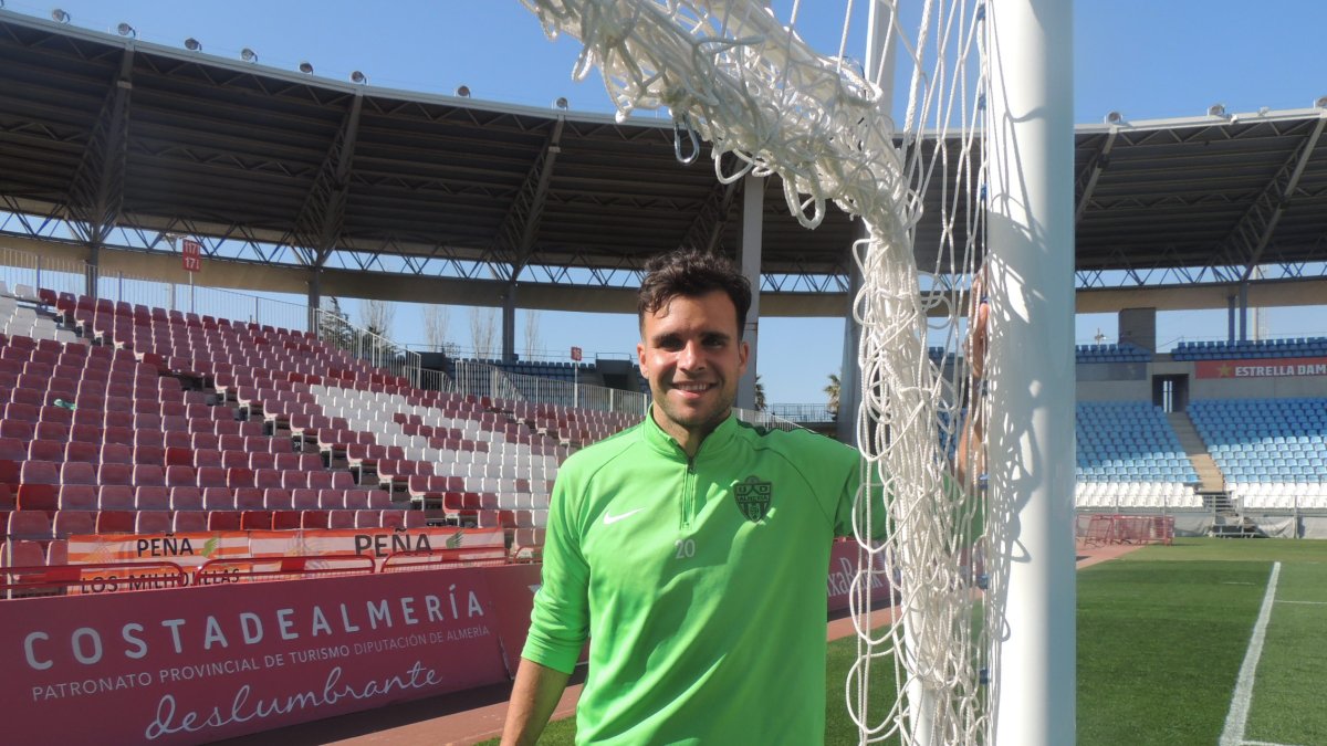 Álvaro Giménez posa en la portería del fondo sur.