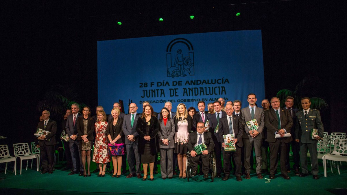 Foto de familia al acabar el acto del 28-F.