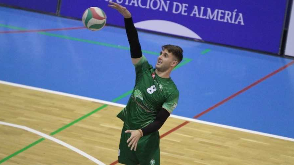 El jugador en acción de remate.