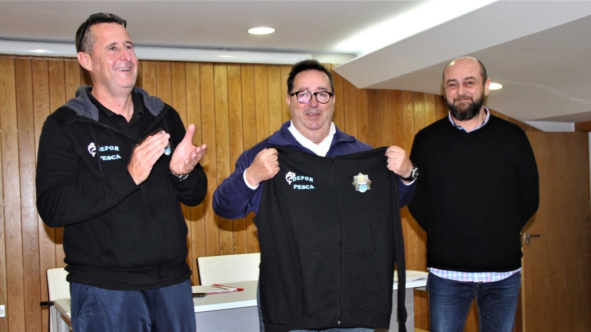 J. J. Rubí recibió un obsequio.