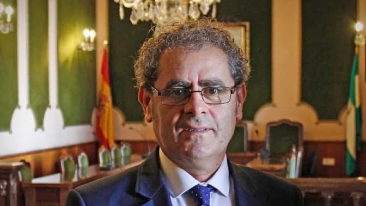 Antonio Torres en el salón de plenos del consistorio virgitano.
