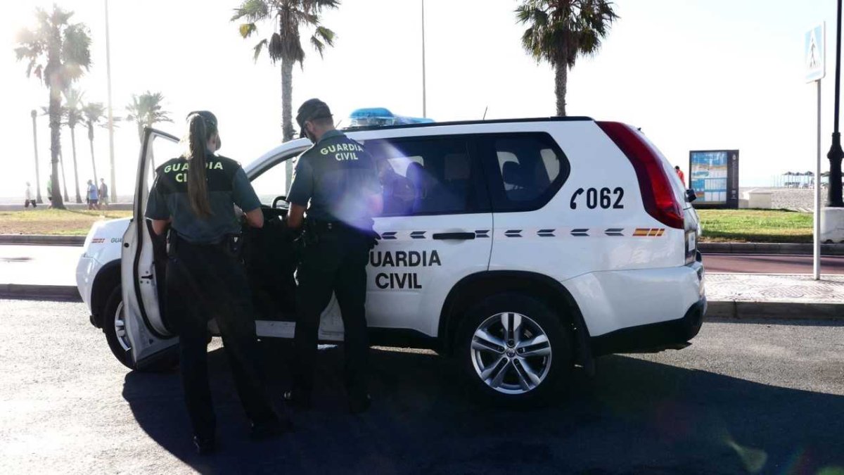 El detenido, vestido totalmente de negro, llevaba capucha.