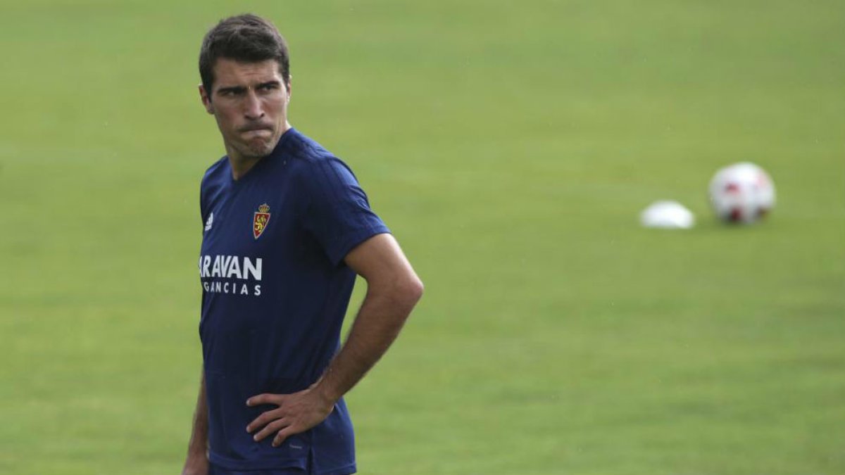 Alberto Zapater en un entrenamiento del Zaragoza.