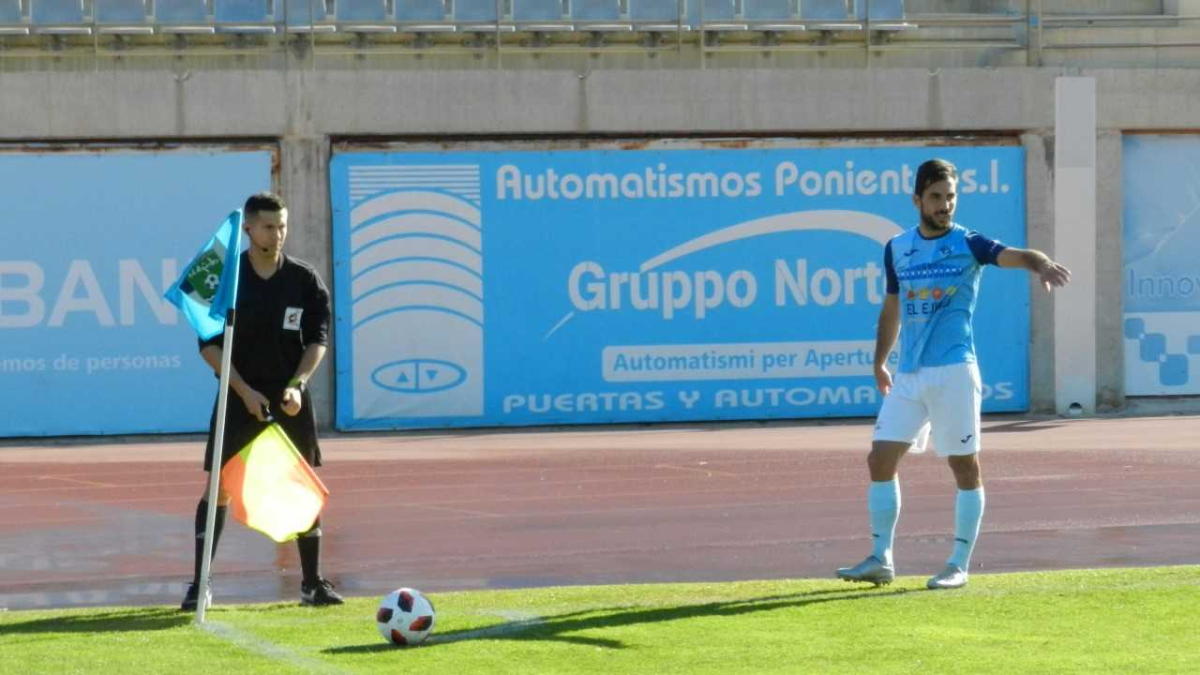 Velasco junto al banderín de corner.