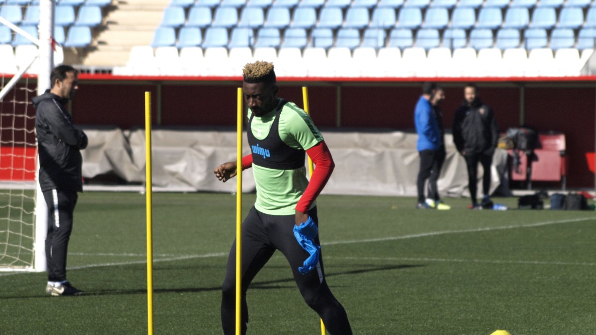 Yan Eteki en el entrenamiento de este jueves.