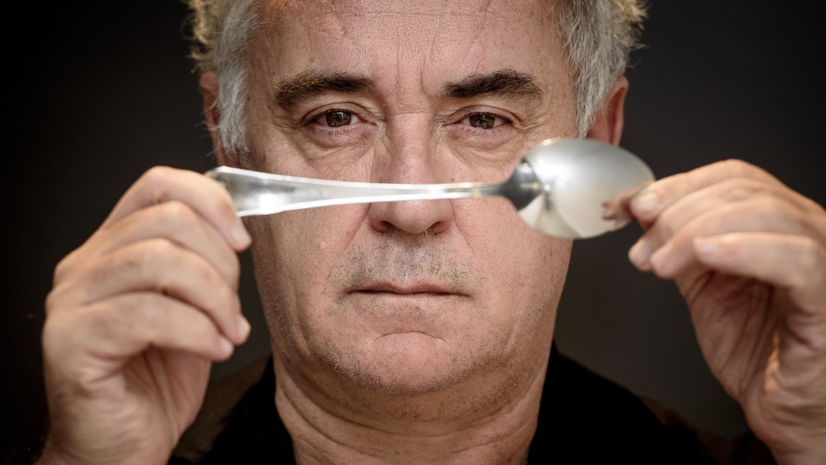 Ferrán Adriá posa para el fotógrafo Juan Sánchez con una cuchara en la sede de CaixaBank en Almería