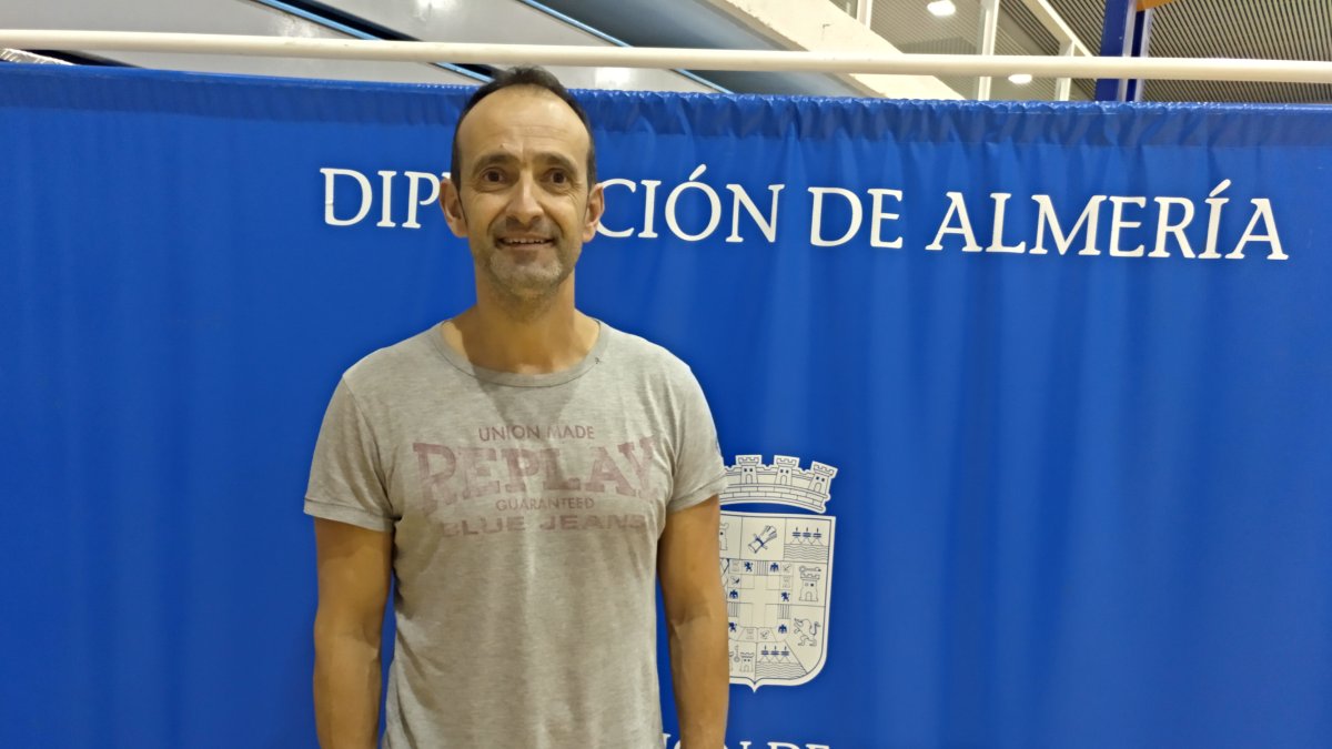 Cosme Prenafeta posa para LA VOZ en el Pabellón Moisés Ruiz.