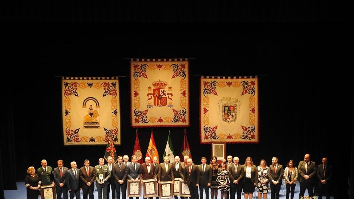Fotografía de familia de homenajeados junto a autoridades.