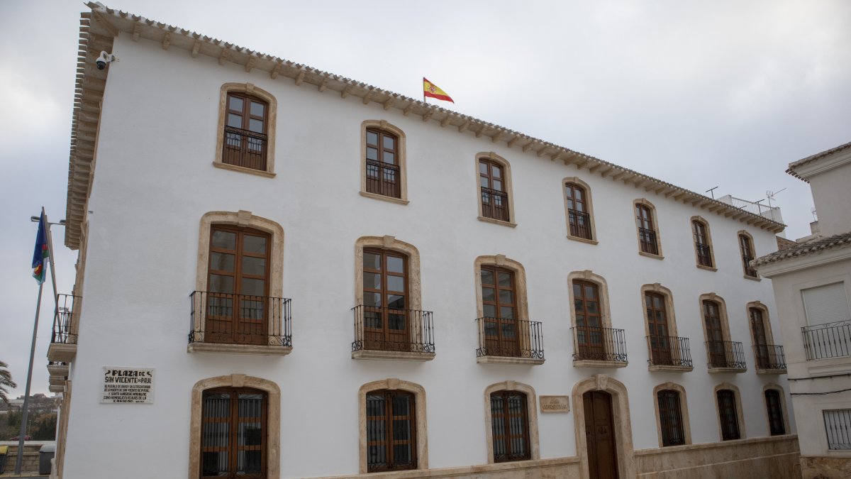 Entrada principal de la rehabilitada casa-convento, próxima sede del Ayuntamiento.