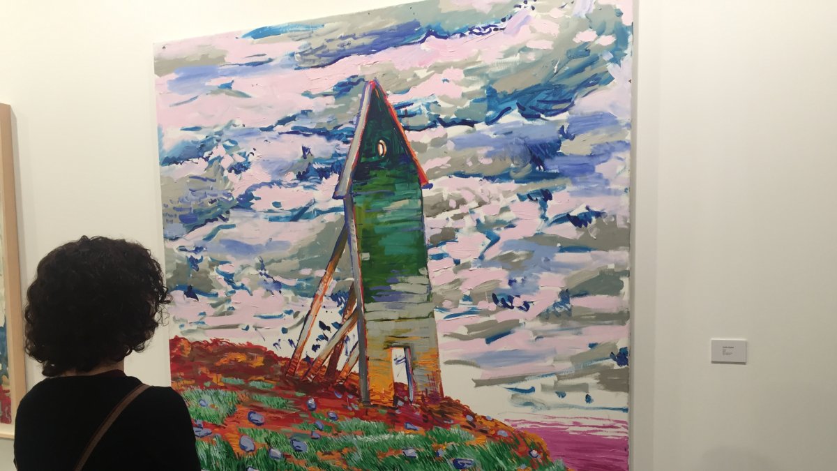 Imagen de una persona admirando la obra de Abraham Lacalle.