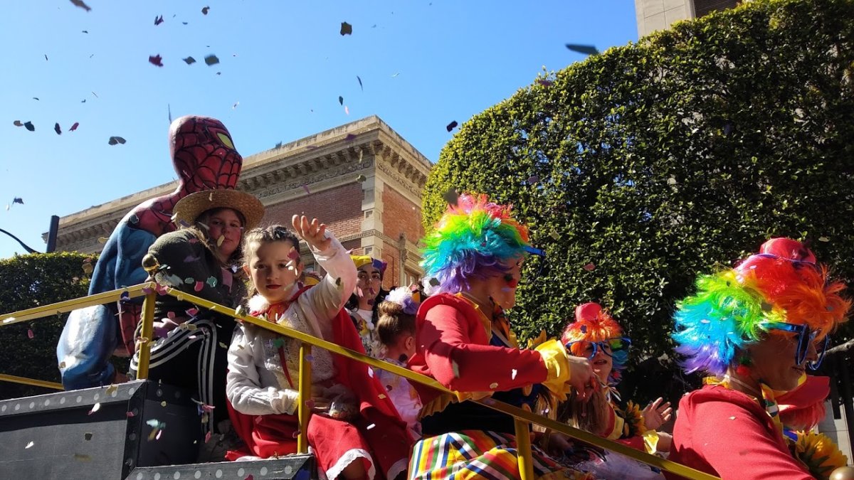 Confeti lanzado desde las carrozas alfombró las calles del centro de la ciudad.