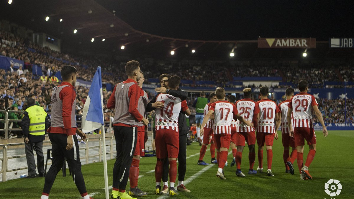 Los jugadores celebrando uno de los goles en La Romareda.