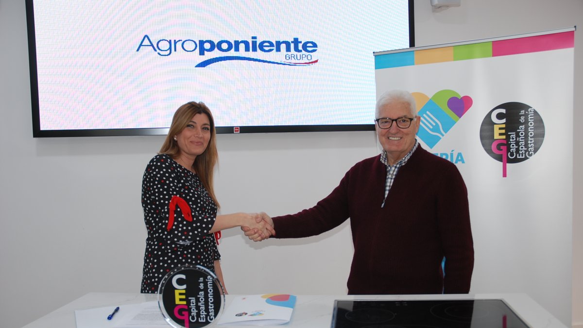 Carolina Lafita y Francisco López Martínez en la firma del convenio.