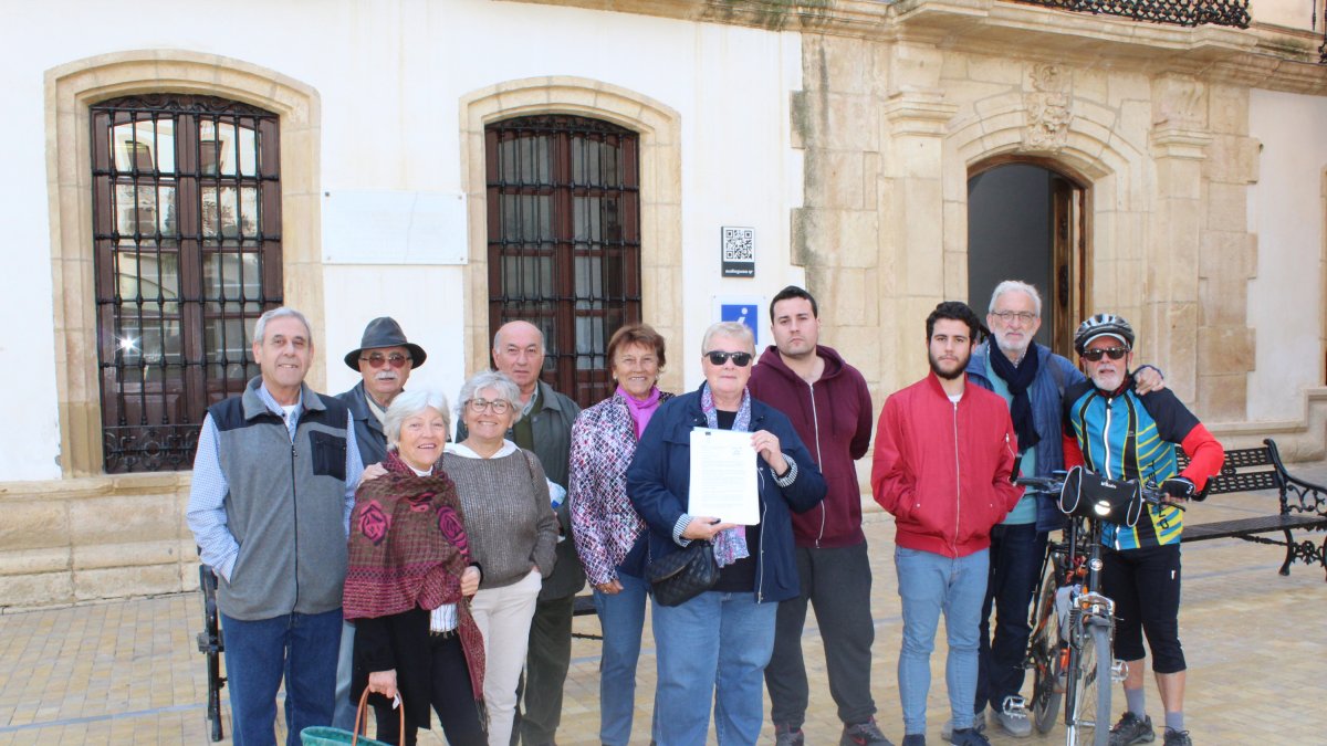 Entrega de firmas en el Ayuntamiento.