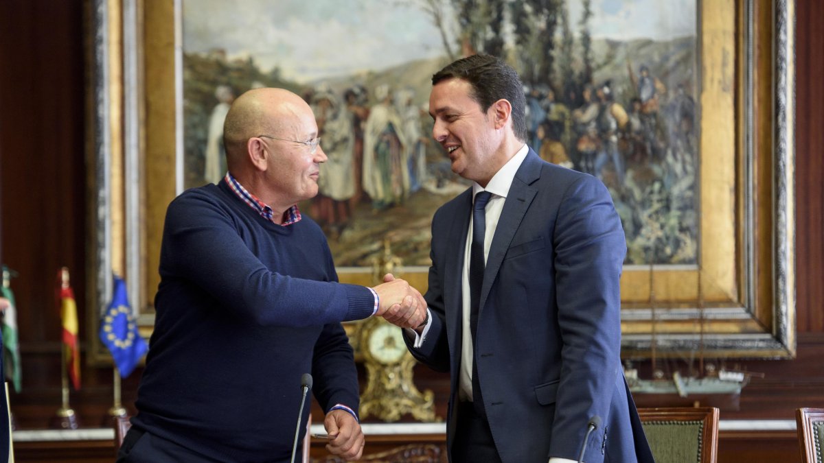 El nuevo consejero y el presidente de Diputación.