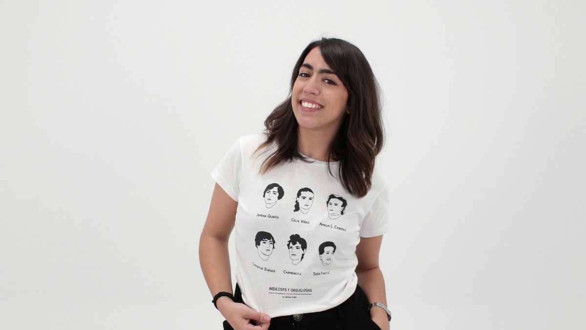 Ángela Espejo muestra su original camiseta.