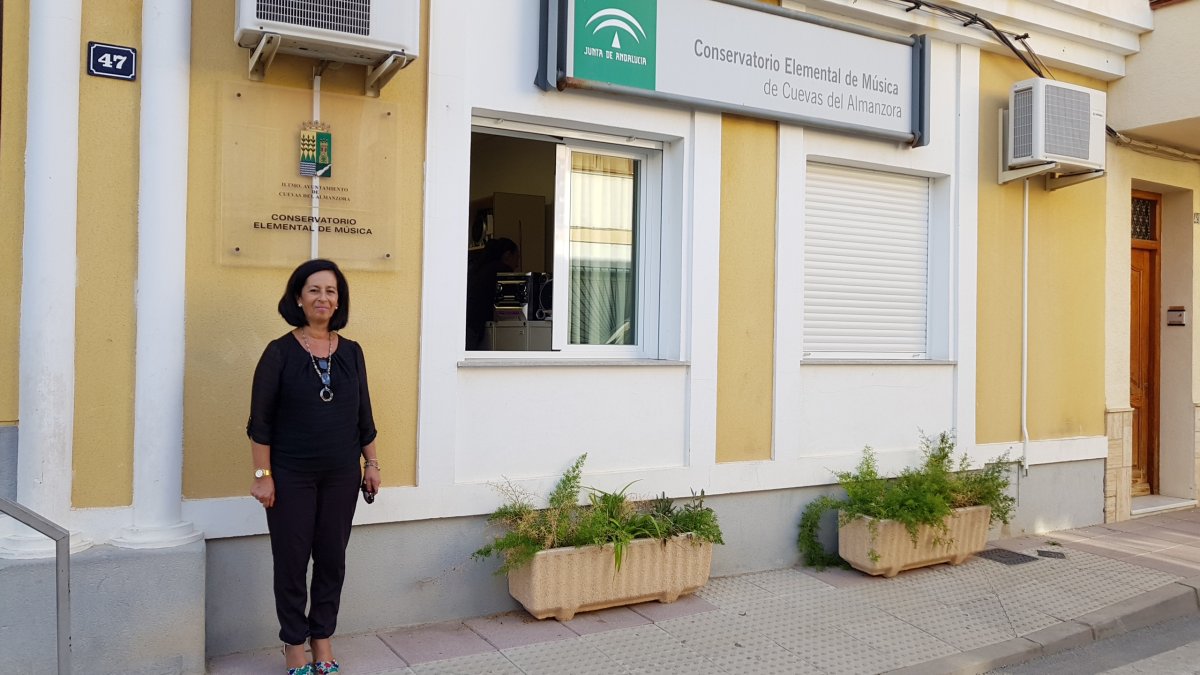 La concejala de Educación de Cuevas, Ana María Castro, en el conservatorio.
